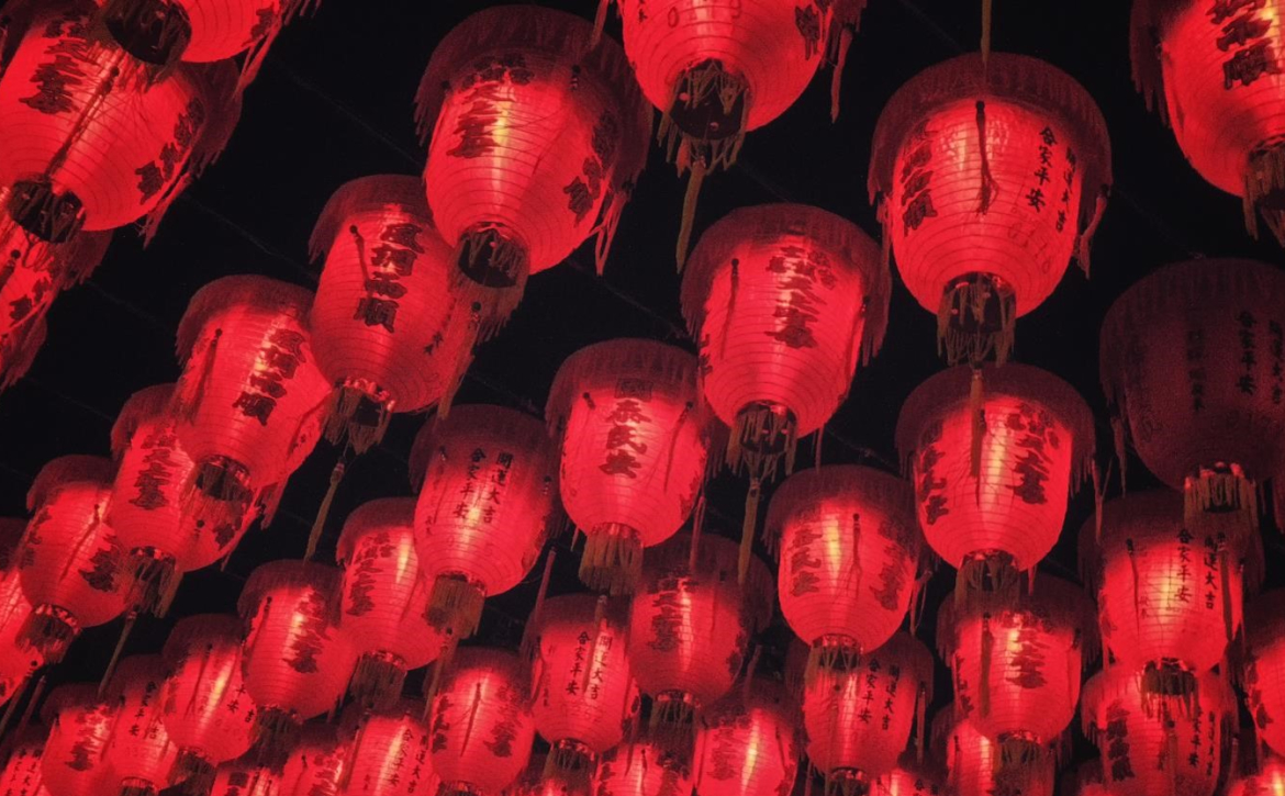 Chinese-Lanterns-illuminated-at-night