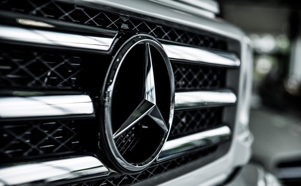 close-up-of-Mercedes-Benz-grill-and-logo