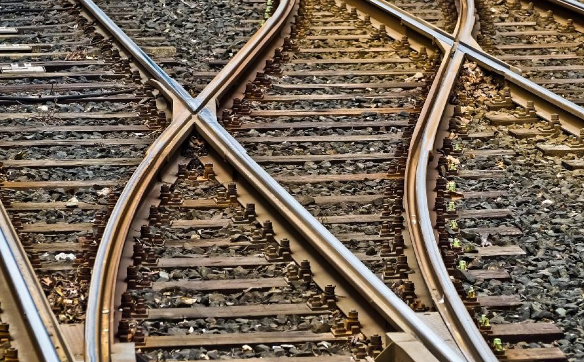 rail-tracks-intersecting