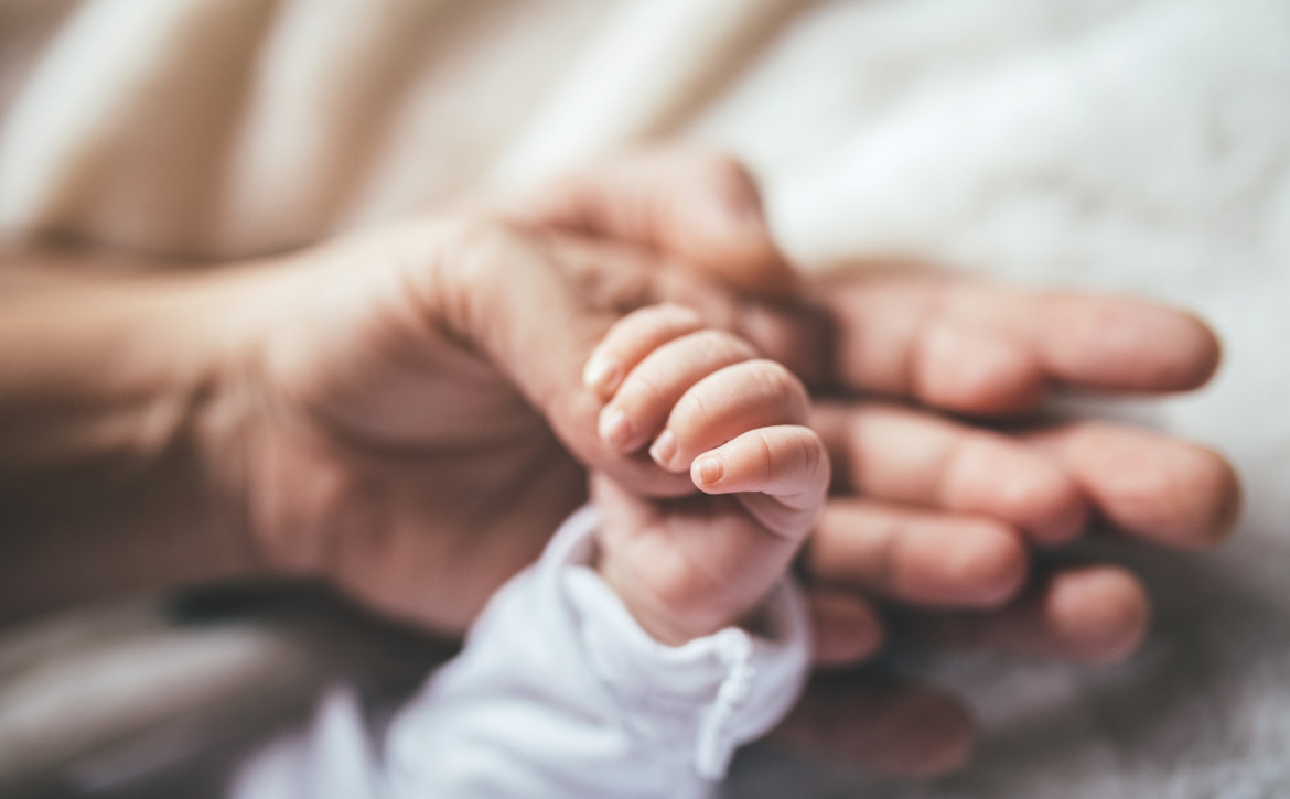 newborn-babys-holding-adults-thumb
